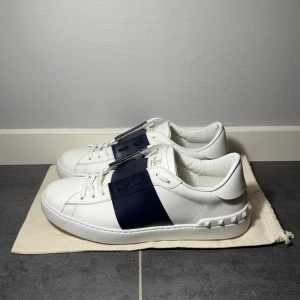 Valentino open  - Valentino open navy, storlek 42 passar 43, skick 9/10, dustbag medföljer vid köp, vid funderingar hör av er.