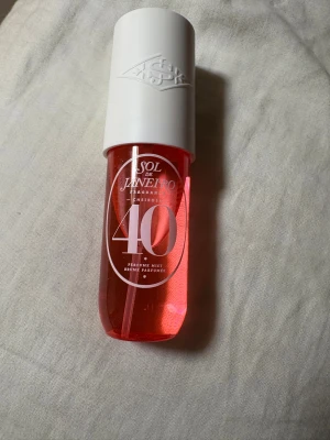 Sol de Janeiro Cheirosa 40 Mist - Fräsch och trendig body mist från Sol de Janeiro, Cheirosa 40. Perfekt för dig som vill ha en lätt och uppfriskande doft att spraya på när som helst. Snygg rosa flaska som sticker ut i badrumshyllan. 90ml