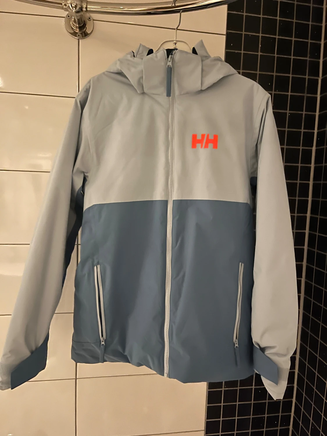 Blå skidjacka från Helly Hansen strl 176