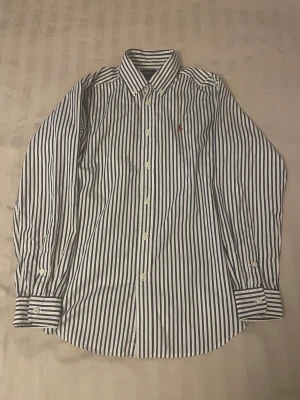 Ralph Lauren skjorta 14-16 - Säljer nu min Ralph lauren skjorta då den tyvärr har blivit för liten. Den fick ja i julklapp 2024 (inget kvitto finns kvar) Den är som ny och knappt använd. Pris kan diskuteras vid snabb affär! Hör av er vid frågor.