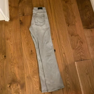 Grå bootcut jeans från LTB - Snygga ljusgrå jeans från LTB Blue Addicted med klassisk femficksdesign, low waist  och bootcut. 