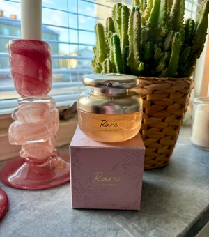 Rare Eau de Parfum 50 ml - Rare Eau de Parfum i en snygg, modern flaska. Volymen är 50 ml, perfekt storlek att ta med sig. Stilren design och fräsch känsla – ett måste för dig som vill sticka ut. Ny!