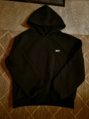 6PM mjukis set - 6PM mjukis set som kommer då med en hoodie och byxor. Storleken är i S men passar som S/M och dom är väldligt bekväma.