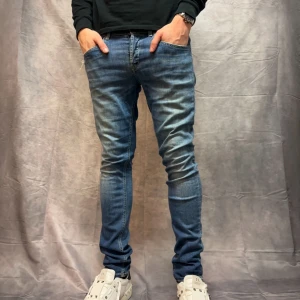 Dondup George jeans | W31 - Sjukt feta dondup George jeans | Mest eftertraktade modellen på marknaden | Size w31 | Skick 8,5/10 | Modellen på bilden är 182, 73kg  📦 | Frakt sker samma dag som vid köp (lite beroende på tid) 
