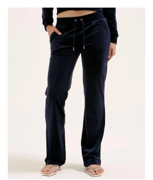 Night sky velourbyxor Juicy Couture - Intressekoll på mina juicy couture byxor. Använd fåtal gånger, som ny utan prislapp! Nypris 1200kr