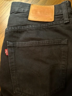 Levis 501 svarta - Svarta klassiska Levis 501 jeans. Sparsamt använda och i gott skick på grund av att han vuxit ur dem så fort😃