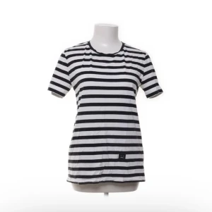 Randig t-shirt Acne Studios - Snygg randig t shirt från Acne Studios