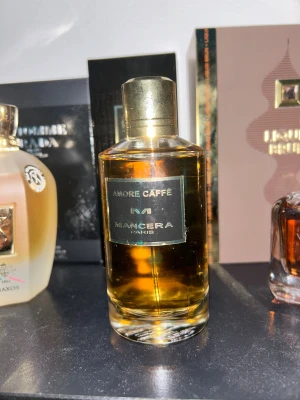 Mancera Amore Caffè parfym - Amore Caffè från Mancera Paris är en elegant parfym med lyxig känsla. Perfekt för dig som vill sticka ut med en unik flaska i samlingen. Snygg design och exklusiv look som passar dig som gillar trendiga dofter. 120ml.