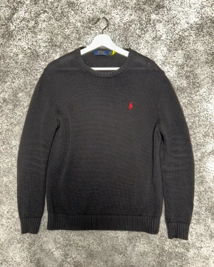 Polo Ralph Lauren Svart stickad tröja  - Mysig svart stickad tröja. Tvättades lite fel så ullen blev sådär i känslan, men i övrigt väldigt fint skick. Skick: 8/10 Pris kan diskuteras 📦 Skickas eller möts upp