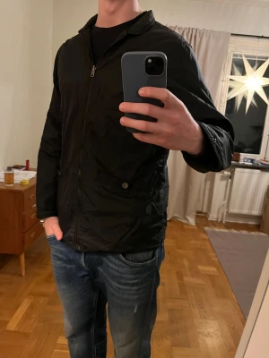 Svart Peak Performance jacka  - Säljer denna sjukt snygga jackan från Peak Performance⭐️ Färgen är svart och storleken är M✅ Den har inga defekter och skicket är utomordentligt🙌🤝 Sjukt najs passform och passar perfekt till hösten🍁🙌 Tveka inte på att höra av er dig vid minsta fråga eller fundering😊