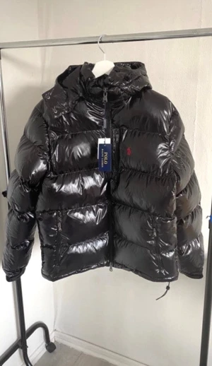 Ralph lauren jacka  - Hej! Jag säljer nu min Ralph lauren jacka som är perfekt för Sverige kalla väder den har dun i sig så den är hur varm som helst. Jackan är i jättebra skick och den är endast testad jag säljer den pågrund av att den inte passar min personliga still. Den är äkta och kvittot finns, kör av dig vid minsta lilla fråga!👍