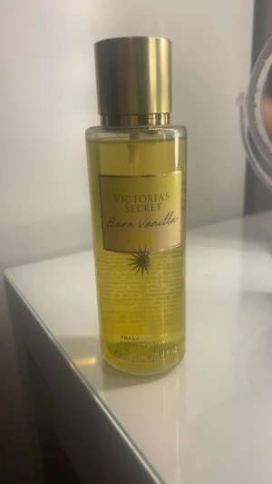 Victoria's Secret Bare Vanilla Sol - Fräsch och trendig body mist från Victoria's Secret. Bare Vanilla Sol kommer i en generös 250 ml flaska – perfekt för dig som vill dofta gott hela dagen. En populär favorit. 