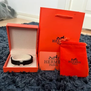 H armband  - Säljer ett armband i nyskick och oanvänd allt i första bilden ingår