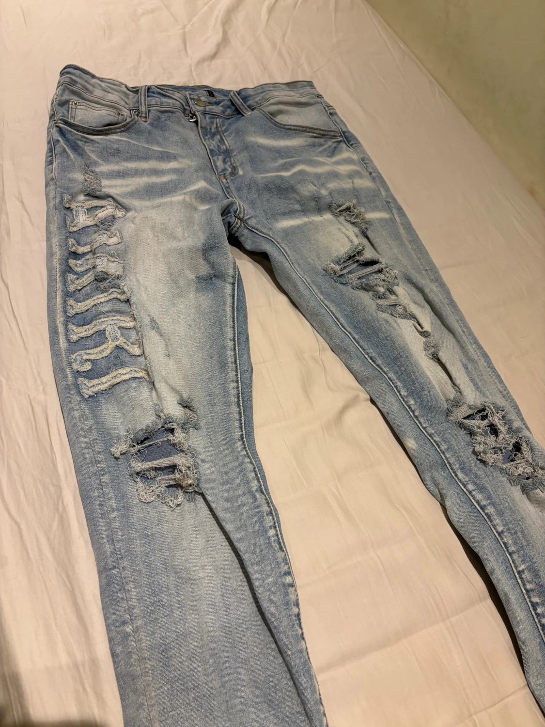 Ljusblå ripped jeans från Amiri - 3