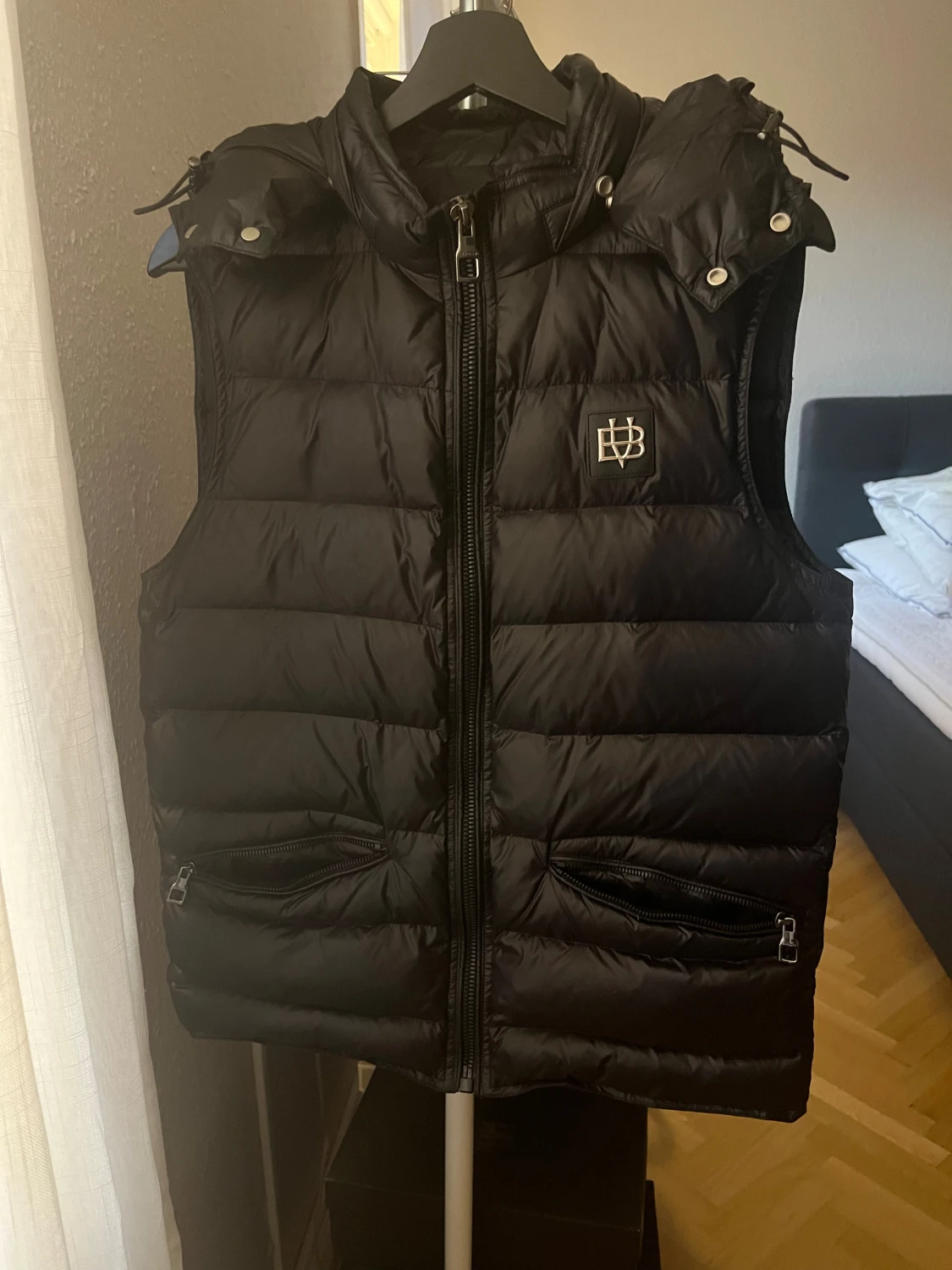 Svart Bvaldi väst - 1