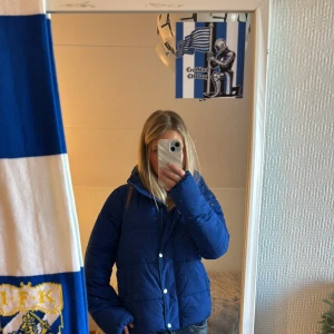 Blå pufferjacka med dragkedja - Säljer en blå pufferjacka. Jackan har både dragkedja och tryckknappar framtill, samt två sidofickor. Kommer från only, storlek S