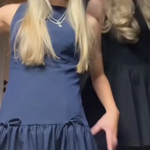 Exakt den klänningen på första bilden fast i brun🥰🥰🥰🥰 - Sååå söt klänning som passar jättemånga teman som cocktail mm. Färgen syns bäst på en andra bilden. Verkligen så fin❤️❤️❤️