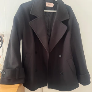 Svart kappa  - En superfin kappa med oversize passform från Nelly. Den har aldrig kommit till användning🩷 