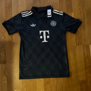 Bayern München Jersey  - Säljer denna snygga Bayern tröjan | skick: 10/10 då den aldrig blivit använd | storlek S | skriv vid frågor och funderingar! | skickar inom 24h📦
