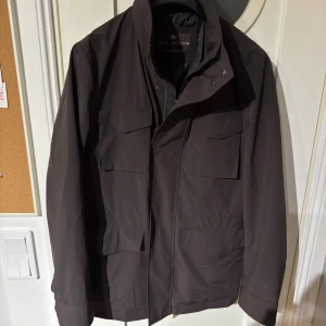 Oscar Jacobson Jacka - NYLON 3-LAGER M-65 JACKA från OJ i brun färg, strl 48. 