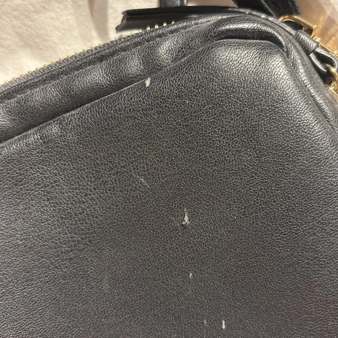 Svart axelväska i skinn med gulddetaljer - 2