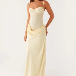 Gul balklänning - Säljer denna snygga långklänning då den inte passar mig, den är helt ny och oanvänd❣️