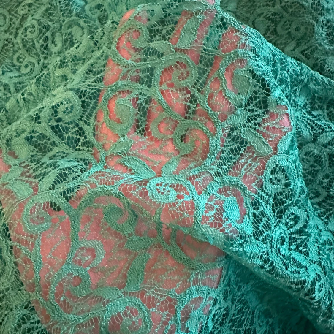 Grön lång spetsklänning med v-ringning - 2