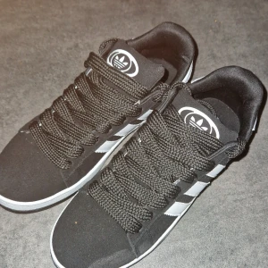 Adidas Campus svarta sneakers - Svarta Adidas Campus skor till salu. Helt nya, har använt dem 2 gånger bara. Storlek 43 men passar bra för båda 42 och 44