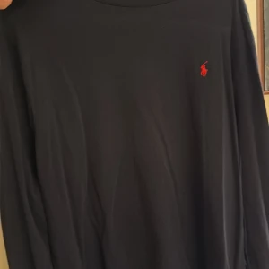 Ralph Lauren tröja - Långärmad tröja, perfekt för att ha som en extra plagg ifall du behöver något simpelt och stilrent. Ger ett billigt pris eftersom jag är för liten för den och har ingen användning. Aldrig använd och aldrig tvättad. Köpt på nk för ett år sen. Har ej kvitto. Kom dm för frågor