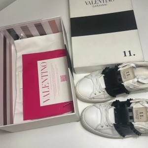 Valentino Rockstud vita sneakers - Säljer mina Valentino Rockstuds, de är i bra skick och köptet för cirka 7000kr. Kvitto och box till skorna finns kvar och priset går att diskuteras💞Hör av er för mer bilder/info