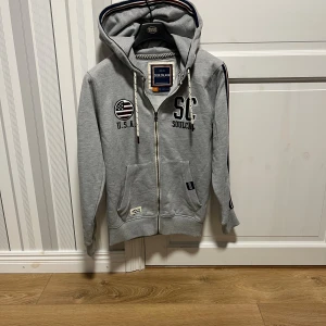 Grå hoodie från Soulcal & Co med dragkedja - Grå hoodie från Soulcal & Co helt ny, helt oanvänd. Storlek S 