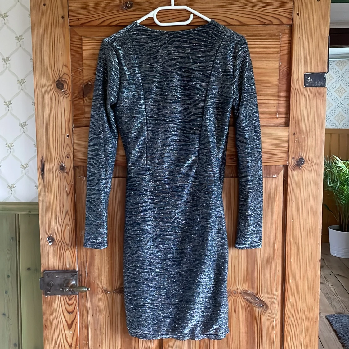 Glittrig silver omlottklänning - 1