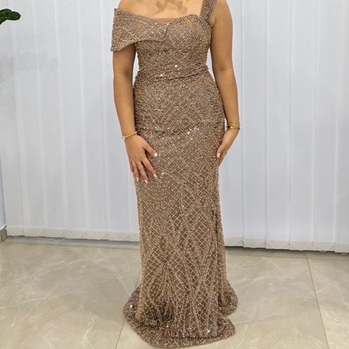 Glittrig champagnefärgad långklänning
