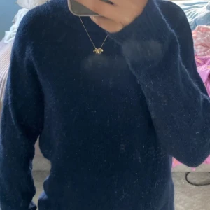 Mörkblå stickad tröja från H&M XS - Mysig mörkblå stickad tröja från H&M i storlek XS. Jätte fin knappt använd. Skriv om ni har några frågor💕