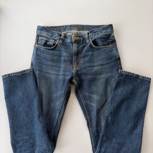 Nudie Jeans Gritty Jackson - Ett par mörkblåa Nudie Jeans i modellen Gritty Jackson. Jeansen är i storlek 28x32 och i mycket fint skick. Nypris ~ 1600kr.