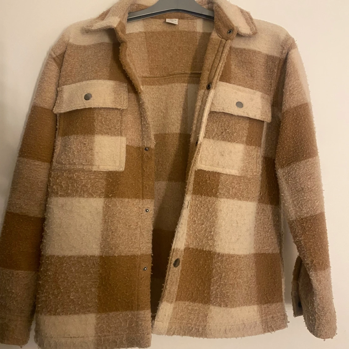 Rutig teddyjacka från Lindex