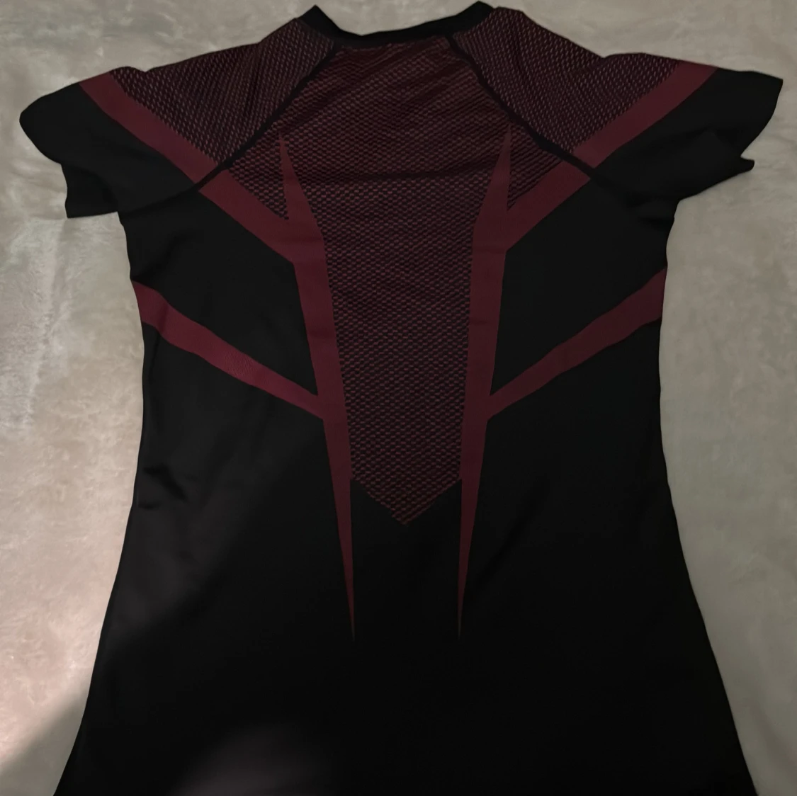 Svart och vinröd Gymshark t-shirt - 1