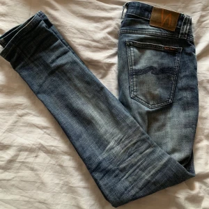 Navy Blue Nudie Jeans - Snygga blå jeans från Nudie Jeans i storlek 28/32. Modellen har klassisk slitna detaljer och är i bra skick. 
