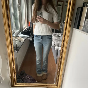 Trekvarts ärmad tröja från h&m💗 - Säljer dessa jätte fina trekvarts tröja från h&m! Jätte skön att ha på sig, mysigt tyg och perfekt till en chill outfit som man kan piffa upp med smycken om man vill, passar till allt❣️(aldrig använd)