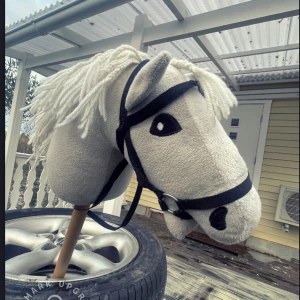 Käpphäst  - Underbar käpphäst!!! Du får med en rosette på köpet!