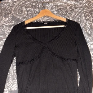 Svart ribbad långärmad topp - Svart långärmad topp från Bik Bok med ribbad struktur med spets. passar även M❤️