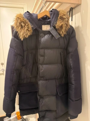 Moncler vinter jacka man  - Snygg vinterjacka marinblå storlek 4 (XL) ull detaljer vid armbågar samt i luvan. 