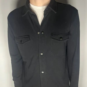 Overshirt - Säljer en riktigt snygg och trendig Overshirt i fint skick, storlek M, vid frågor är det bara att skriva //Gramenti