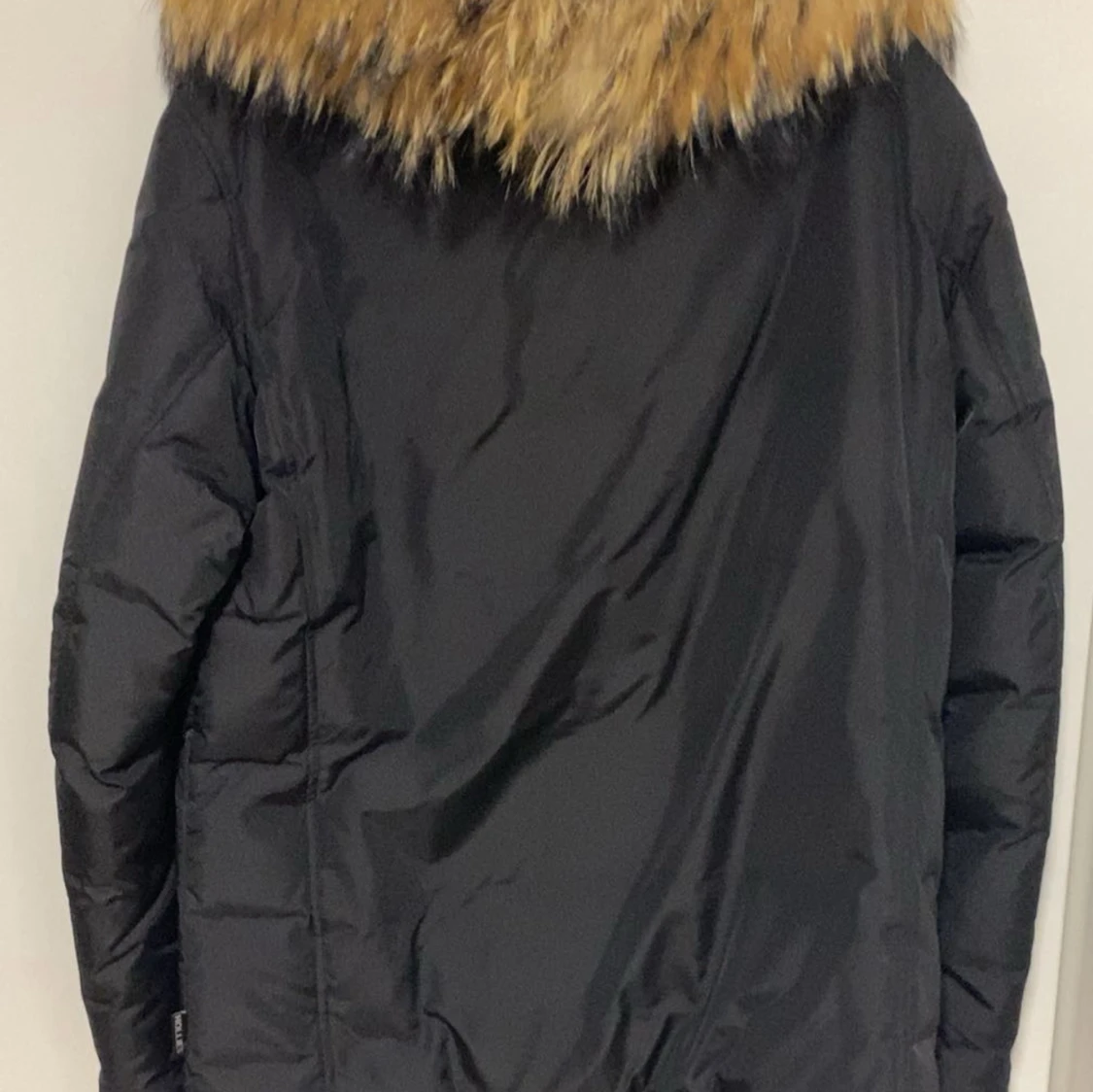 Svart dunjacka med päls från Hollies - 2