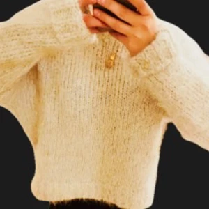 Ljusgul mohair stickad tröja - Supermysig stickad tröja i ljusgul ton med fluffig känsla. Tröjan har rund hals, långa ärmar och ribbade muddar vid ärmslut och nederkant. Perfekt för dig som gillar en chill och cozy vibe under kyliga dagar.