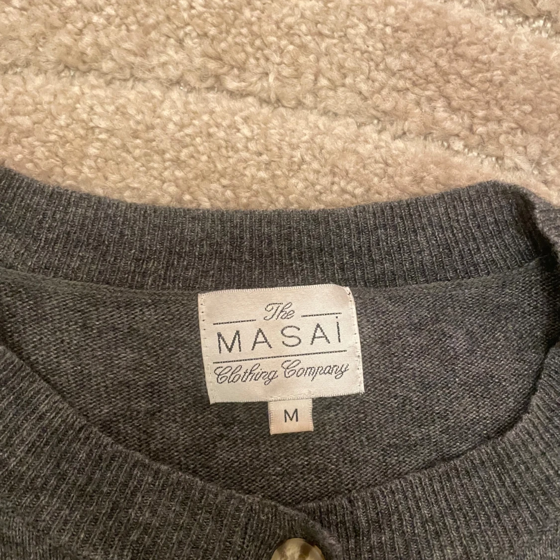 Grå stickad t-shirt från Masai - 3