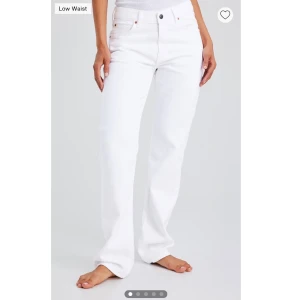 Vit Low Straight Jeans från BIKBOK - Säljer ett par helt nya vita jeans från bikbok i  modellen Low Straight Jeans 900. De har låg midja, raka ben och klassisk femficksdesign. Jeansen är tillverkade i jeansmaterial och har en clean look som är lätt att matcha med olika stilar. INTE MIN BILD! Jeansen är helt nya med prislapp men har glömt returnera då de sitter lite tajt på mig i midjan. Nypris 699 men är köpta på rabatt därav priset, som sagt små i midjan på mig därav gick de inte att använda ASSNYGGA annars.