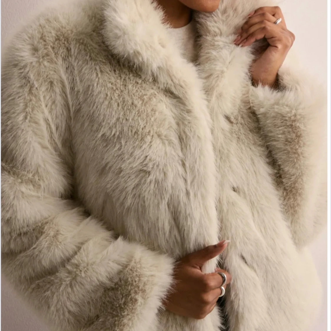 Ljus pälsjacka med krage