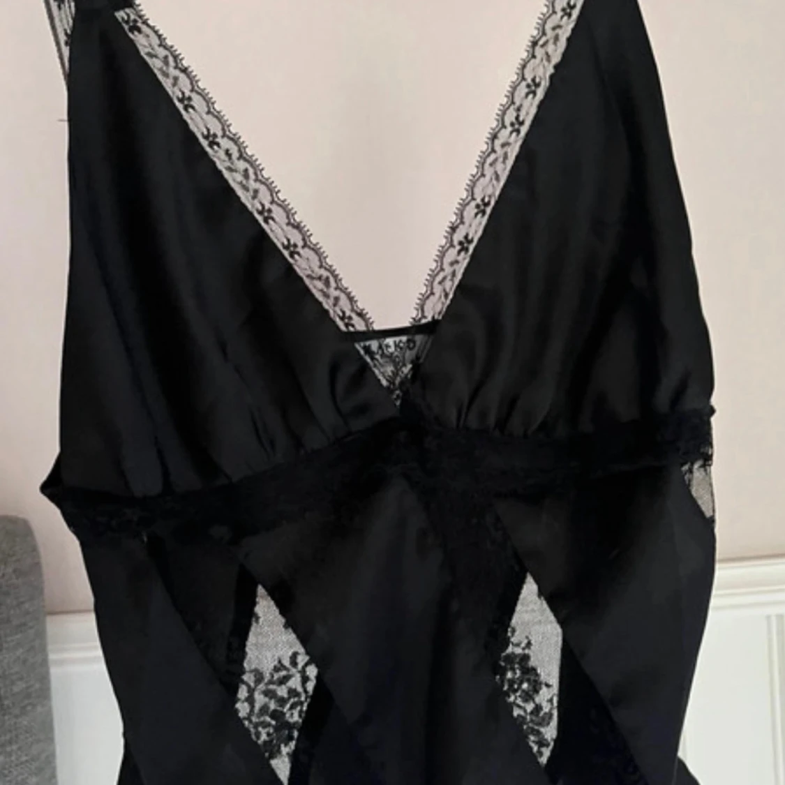 Svart satinlinnetopp med spetsdetaljer - 1