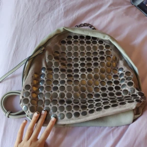 ryggsäck från Emily & Noah - Snygg beige ryggsäck från Emily & Noah med coolt cirkelmönster i grått på framsidan. Väskan har justerbara axelremmar, dragkedja och en kedjedetalj upptill. Materialet är mjukt syntetläder som känns lyxigt och stilrent. Skriv för frågor eller fler bilder 💕